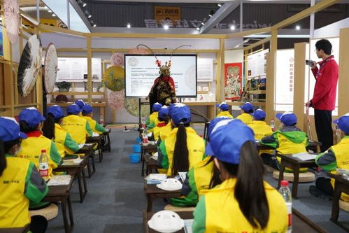 現(xiàn)場學川劇變臉 這個寶藏體驗區(qū)人氣旺丨2023天府書展